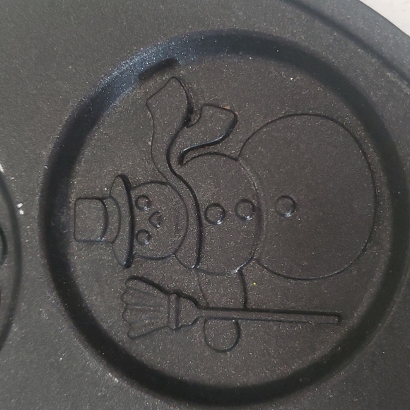 Nordic Ware USA Christmas imprint pancake pan, metal and nonstick surface - Picture 7 of 10